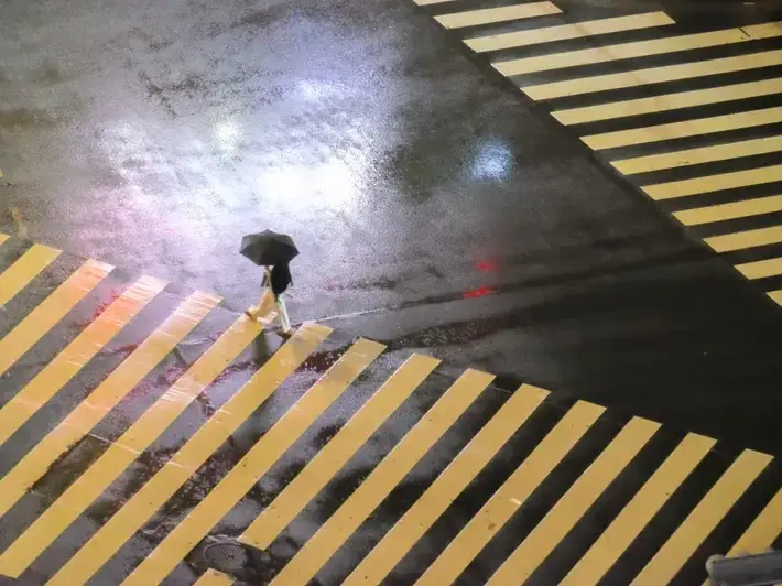 Pedestrian wrongful death lawyer meeting with family near Ahwatukee Foothills Towne Center after fatal crosswalk crash